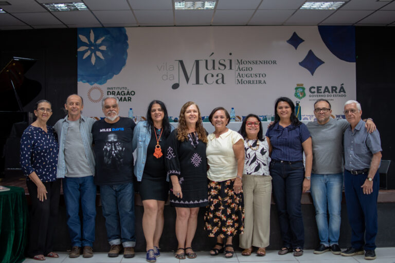 Nomes da cultura caririense e equipe da Vila da Música posam para uma foto dentro do auditório Izaíra Silvino, com o backdrop com identidade da Vila de fundo. Da esquerda do leitor, para a direita: A cordelista Josenir Lacerda, o músico João Nicodemos, o professor Marcos Leonel, a supervisora de programação da Vila da Música Mônica Vitoriano, a coordenadora de formações completares Maria Carvalho, a escritora Maria Loureto, a gestora da Vila Lucinha Rodrigues, a secretária municipal de cultura do Crato Fabiana Vieira, o assessor administrativo Mano Grangeiro e o médico e aluno da Vila da Música Dr. Marcos Cunha.