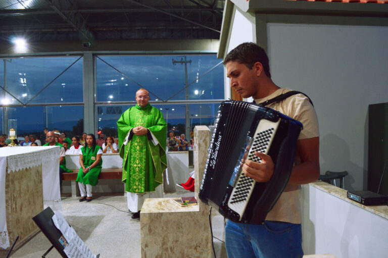 Espetáculo “Santa Sanfona” leva arte, fé e emoção para o monumento de Nossa Senhora de Fátima, em Crato