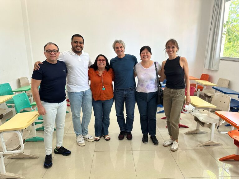 Da esquerda para direita: Mano Grangeiro - assessor administrativo; Elvis Nazário - coordenador pedagógico; Lucinha Rodrigues - gestora da Vila da Música; Ernesto Gadelha - Núcleo de Formação, Livro e Leitura da Secretaria da Cultura do Ceará (Secult Ceará); Liu Ying - consultora pedagógica da Vila da Música, e Fabiana Brogliato - gerente de formação do Instituto Dragão do Mar (IDM)