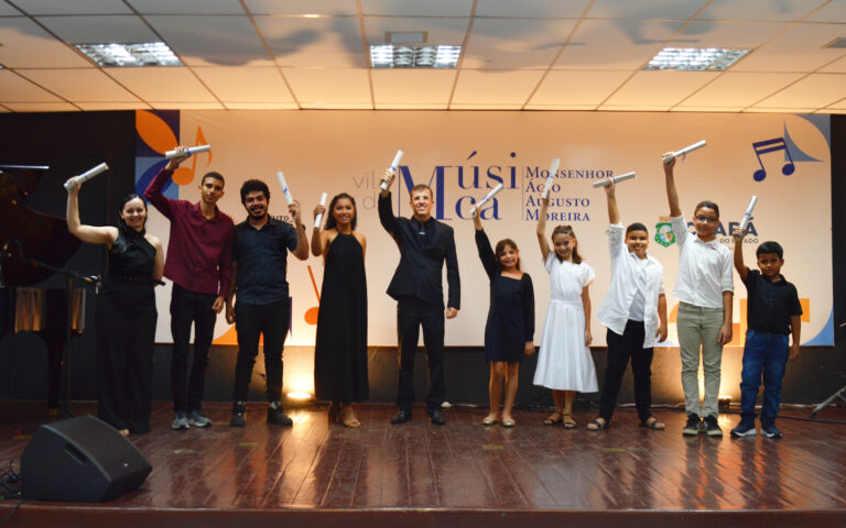 Alunos da Escola Vila da Música recebem certificado de conclusão de curso