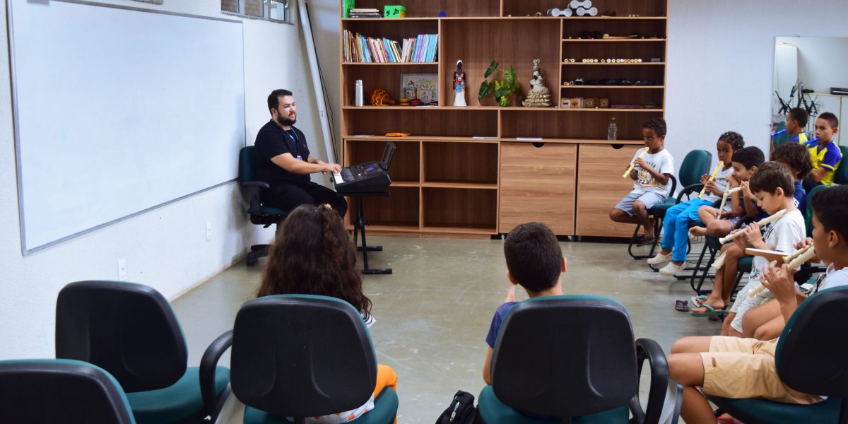 Aula de musicalização na escola Vila da Música